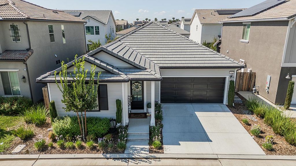 Image 32 of property listing at 1363 E Via Prato Drive, Fresno, CA 93730