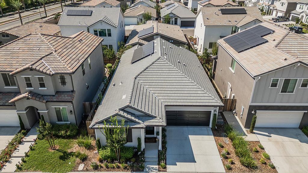 Image 33 of property listing at 1363 E Via Prato Drive, Fresno, CA 93730