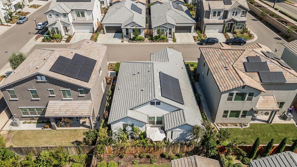 Image 35 of property listing at 1363 E Via Prato Drive, Fresno, CA 93730