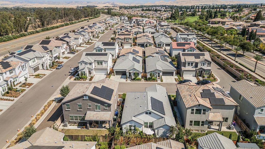 Image 37 of property listing at 1363 E Via Prato Drive, Fresno, CA 93730