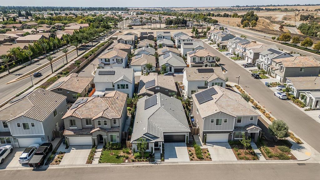 Image 38 of property listing at 1363 E Via Prato Drive, Fresno, CA 93730