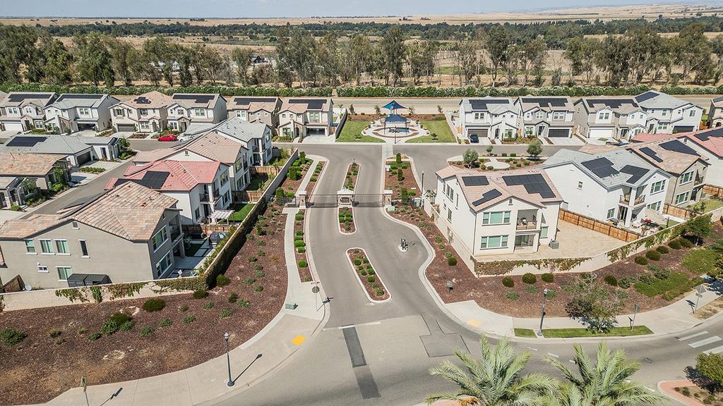 Image 39 of property listing at 1363 E Via Prato Drive, Fresno, CA 93730