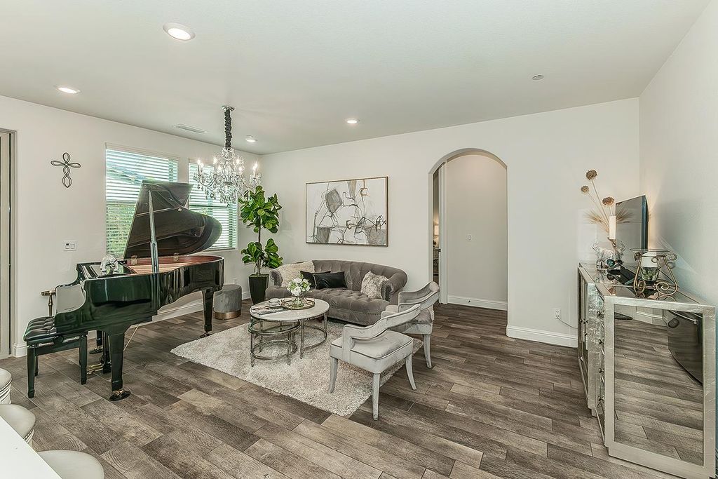 Image 4 of property listing at 1363 E Via Prato Drive, Fresno, CA 93730