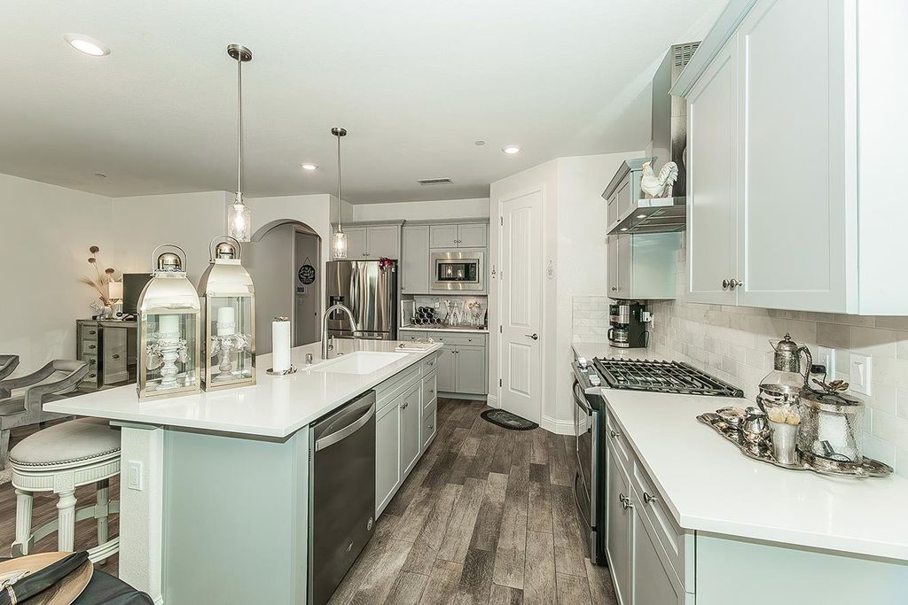 Image 8 of property listing at 1363 E Via Prato Drive, Fresno, CA 93730