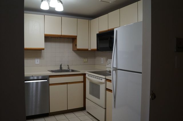 200 Ledgewood 205, Stoneham, MA 02180