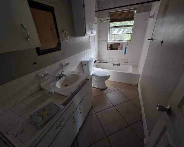 408 Dwyer Street, Angleton, TX 77515