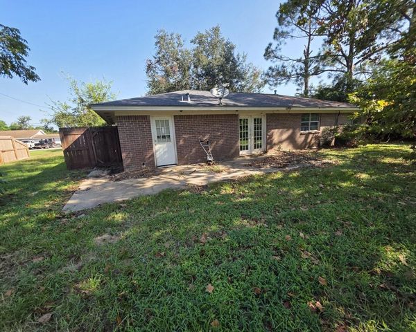 408 Dwyer Street, Angleton, TX 77515