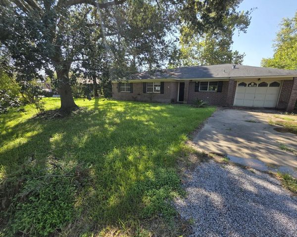 408 Dwyer Street, Angleton, TX 77515