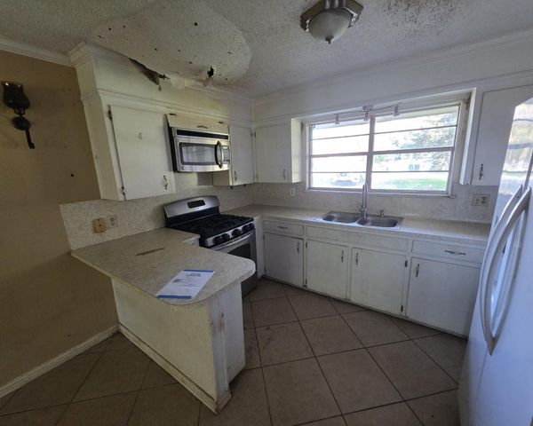 408 Dwyer Street, Angleton, TX 77515