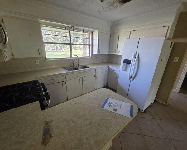 408 Dwyer Street, Angleton, TX 77515