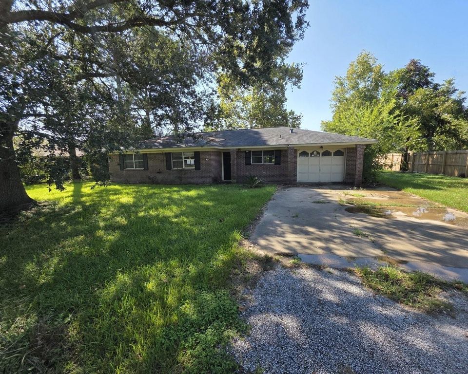 408 Dwyer Street, Angleton, TX 77515