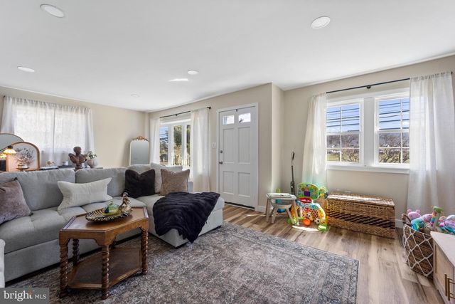 1012 MEARNS RD, Warminster, PA 18974