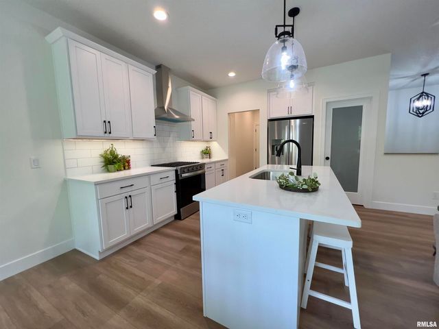 680 SWEET WOOD Lane, Blue Grass, IA 52726