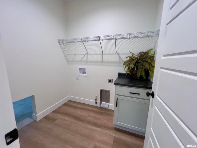 680 SWEET WOOD Lane, Blue Grass, IA 52726