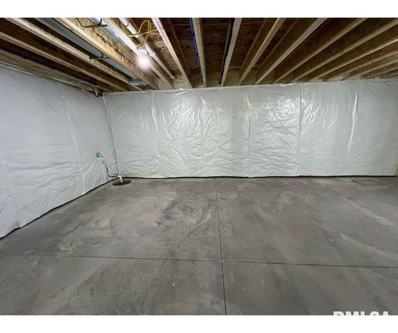 680 SWEET WOOD Lane, Blue Grass, IA 52726