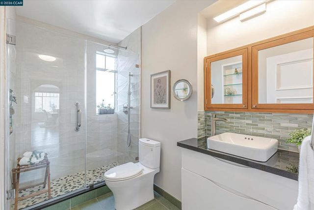492 Staten Ave 1102, Oakland, CA 94610