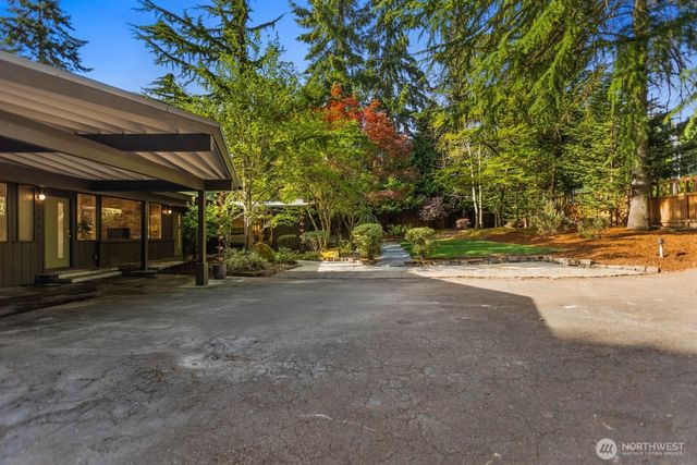 4215 Island Crest Way, Mercer Island, WA 98040