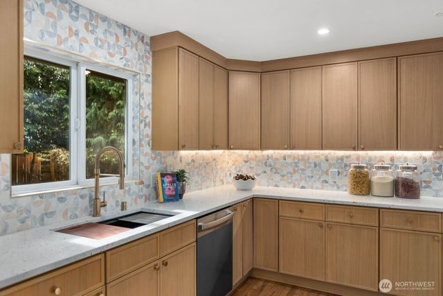 4215 Island Crest Way, Mercer Island, WA 98040