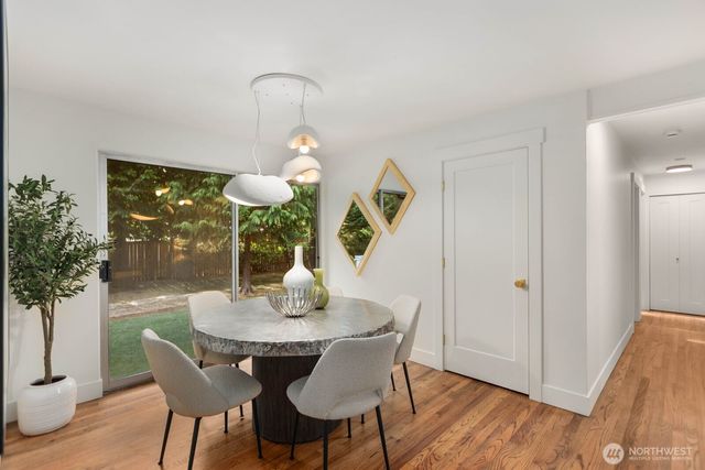 4215 Island Crest Way, Mercer Island, WA 98040