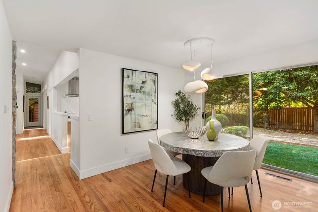 4215 Island Crest Way, Mercer Island, WA 98040