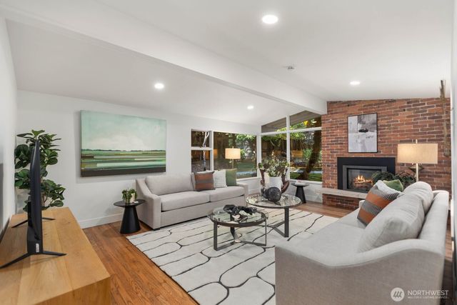 4215 Island Crest Way, Mercer Island, WA 98040