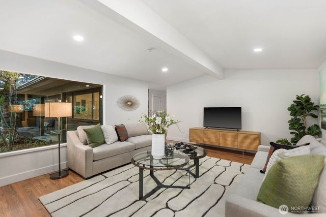 4215 Island Crest Way, Mercer Island, WA 98040