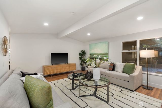 4215 Island Crest Way, Mercer Island, WA 98040