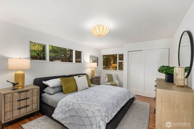 4215 Island Crest Way, Mercer Island, WA 98040