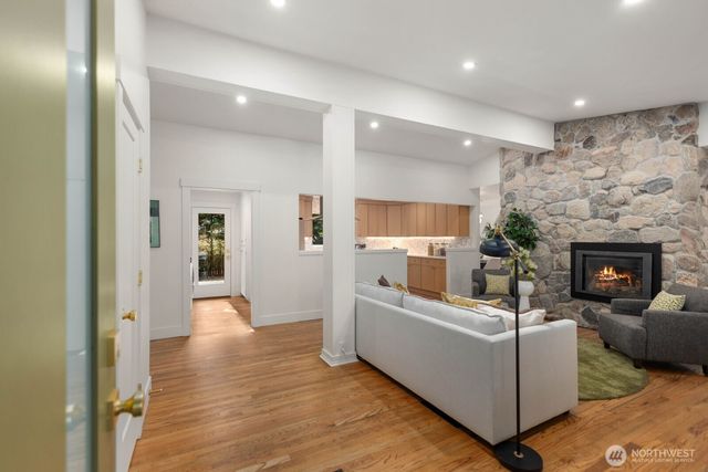 4215 Island Crest Way, Mercer Island, WA 98040