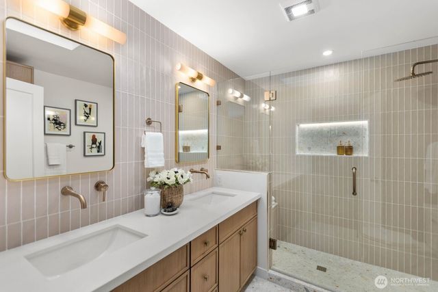 4215 Island Crest Way, Mercer Island, WA 98040