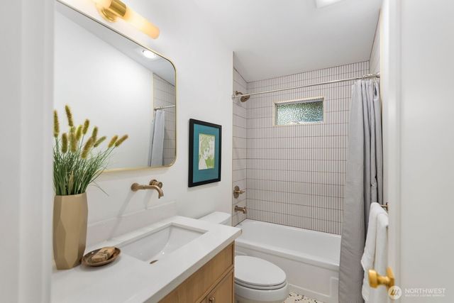 4215 Island Crest Way, Mercer Island, WA 98040