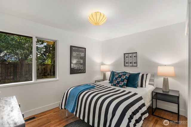 4215 Island Crest Way, Mercer Island, WA 98040