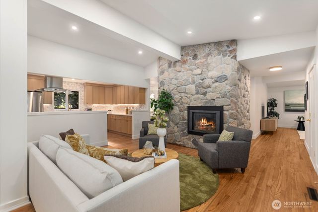 4215 Island Crest Way, Mercer Island, WA 98040