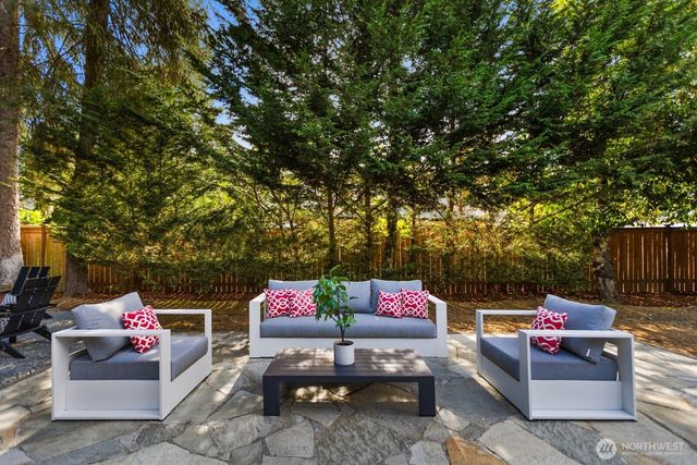 4215 Island Crest Way, Mercer Island, WA 98040