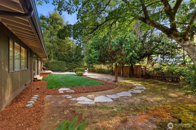 4215 Island Crest Way, Mercer Island, WA 98040