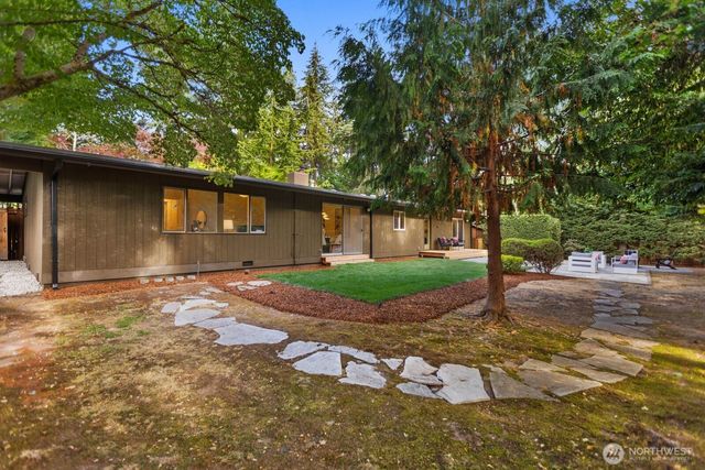 4215 Island Crest Way, Mercer Island, WA 98040