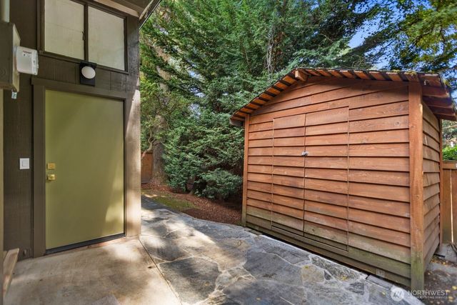 4215 Island Crest Way, Mercer Island, WA 98040