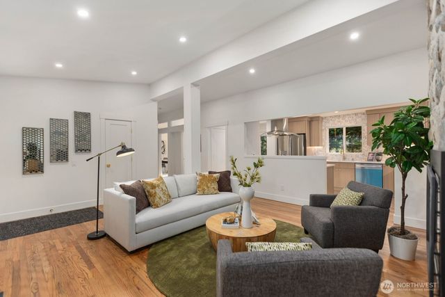 4215 Island Crest Way, Mercer Island, WA 98040