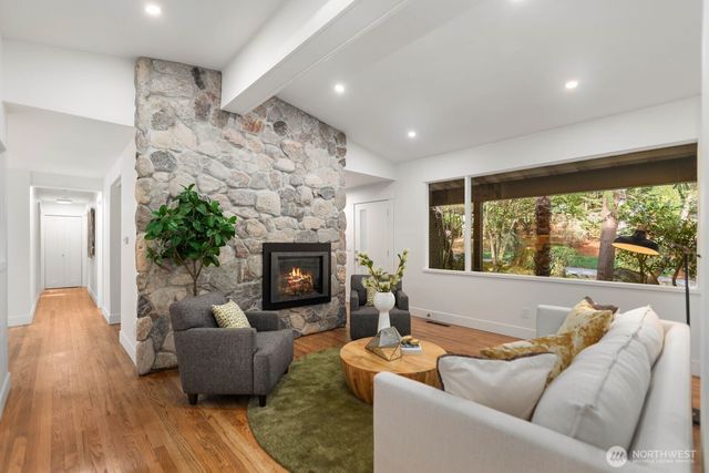 4215 Island Crest Way, Mercer Island, WA 98040