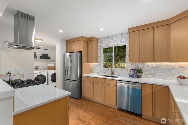 4215 Island Crest Way, Mercer Island, WA 98040