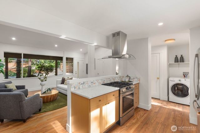 4215 Island Crest Way, Mercer Island, WA 98040
