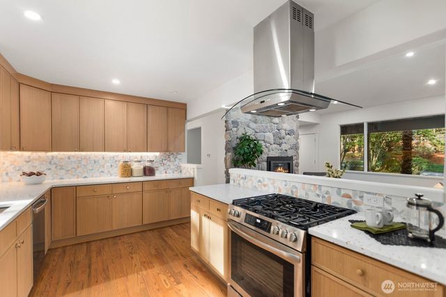 4215 Island Crest Way, Mercer Island, WA 98040