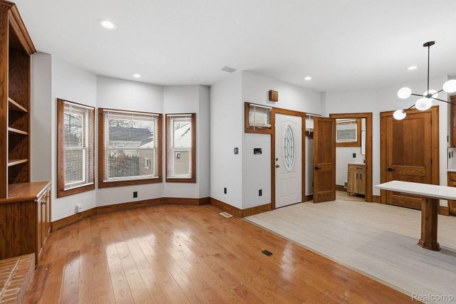 124 E Windemere Avenue, Royal Oak Charter Township, MI 48073