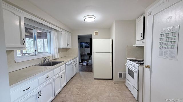 40 Greenvale Circle, White Plains, NY 10607