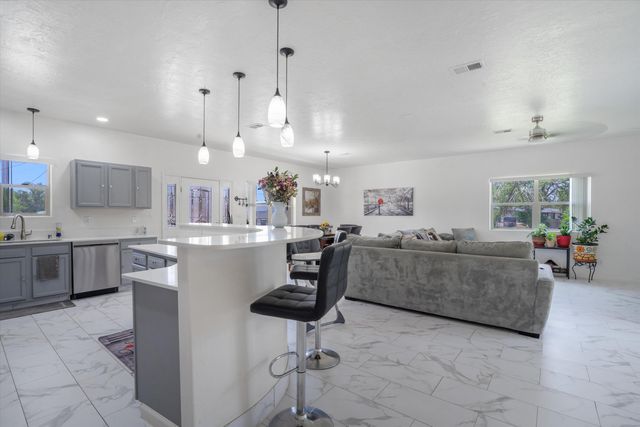 9 Elias Road, Los Lunas, NM 87031