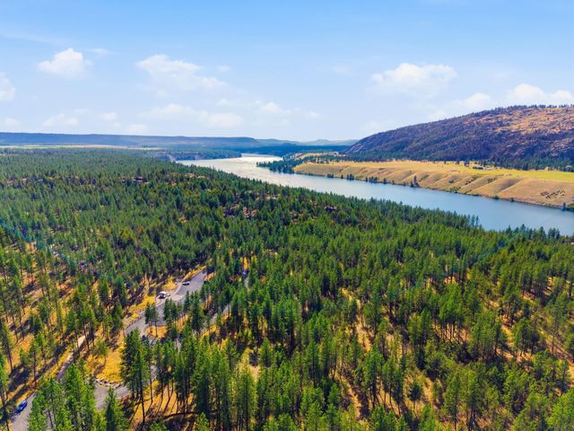 21517 W South Bank Rd, Nine Mile Falls, WA 99026