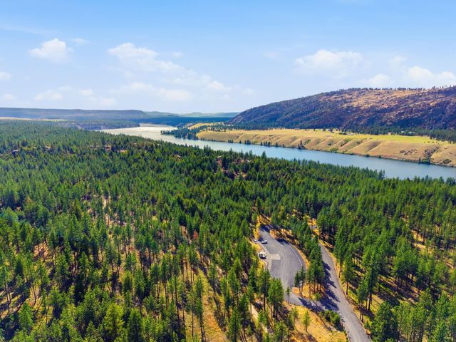 21517 W South Bank Rd, Nine Mile Falls, WA 99026