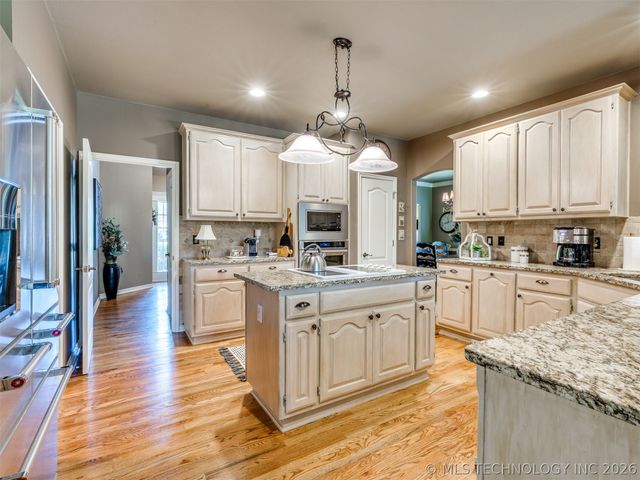 8335 S 70th East Avenue E, Tulsa, OK 74133
