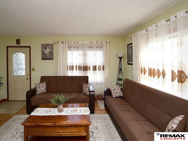 891 S 33rd Street, Lincoln, NE 68510