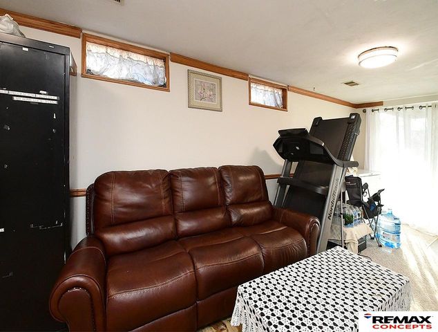 891 S 33rd Street, Lincoln, NE 68510